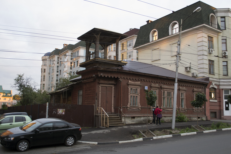 Деревянный дом с башней)